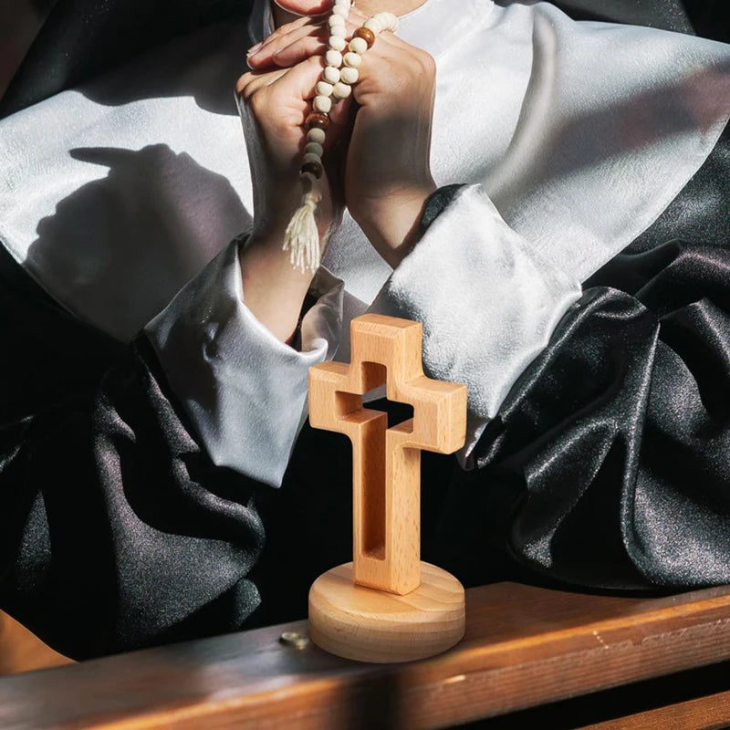 Croix chrétienne sur pied – Symbole de foi et de paix - Image #0